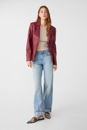 Body-hugging faux leather blazer