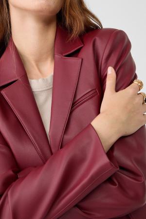 Body-hugging faux leather blazer